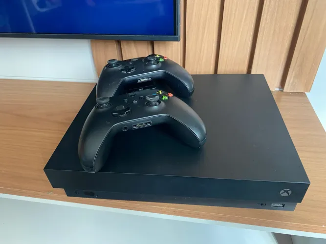 Xbox One X - 1 TB - 2 controles