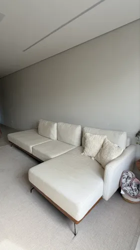 SOFÁ COM CHAISE EM LINHO