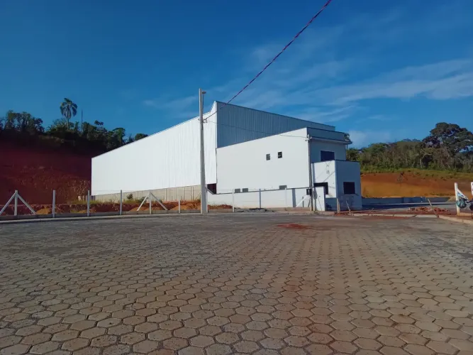 Galpão Comercial para Venda ou Locação em Cambuí-MG, Bairro Água Comprida: 1 Sala, 2 Banhe