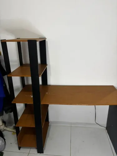 Mesa de Escritório com Estante Lateral - Estilo Moderno (Preto com Madeira) 