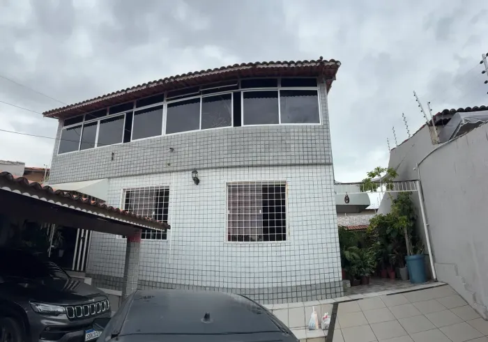 Imóvel para venda possui 200 metros quadrados com 4 quartos em Itaperi - Fortaleza - CE