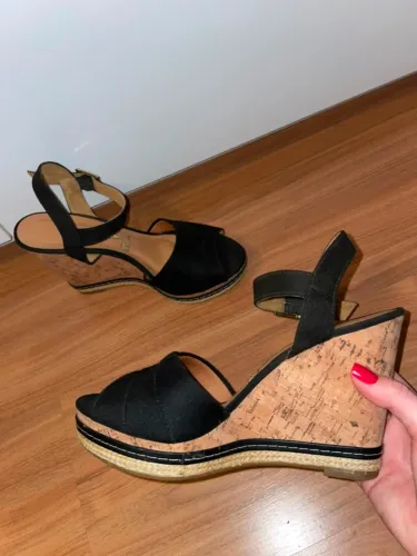 Sandália anabela Vizzano preta