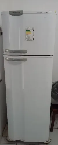 Vendo Geladeira Eletrolux ( não está gelando)