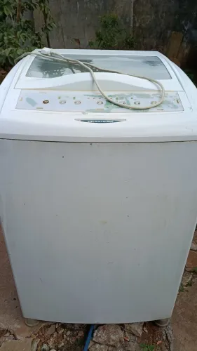 Vende-se uma máquina de lavar roupa usada.