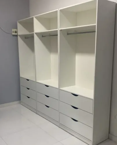 Closet grande com. Cabideiro e gavetas em mdf