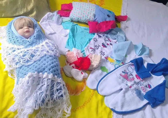 Bebê reborn realista em vinil MENINO ACOMPANHA ROUPINHAS 