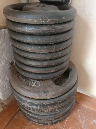 Anilhas de ferro de 10kg e de 5kg , seus anilhas de 10 kg e oito de 5 kg no precinho