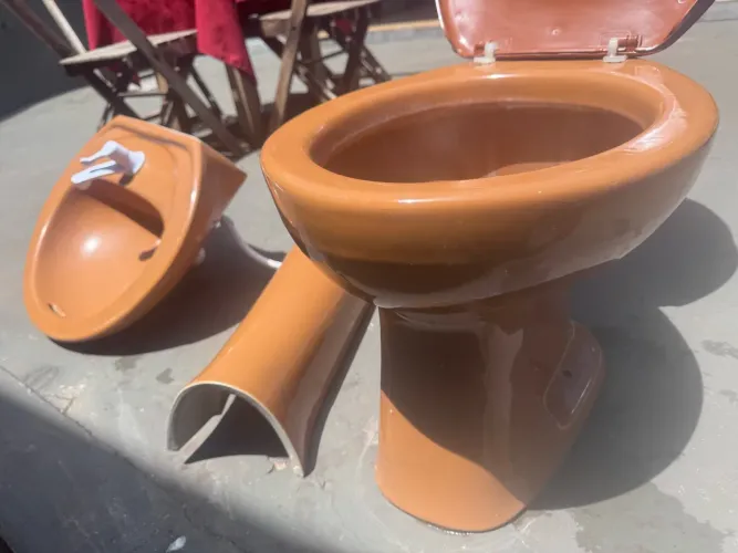 Jogo de vaso sanitário marrom