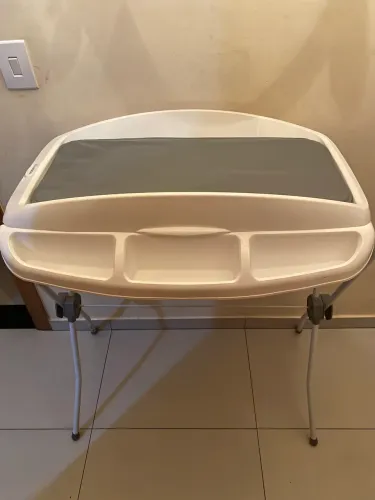 Banheira com suporte e trocador