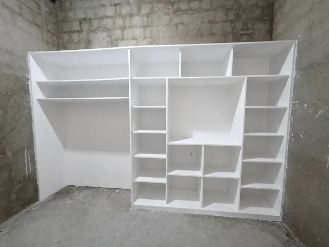 Guarda-roupa de gesso