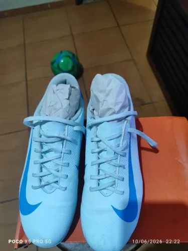 Chuteira mercurial azul com branco 