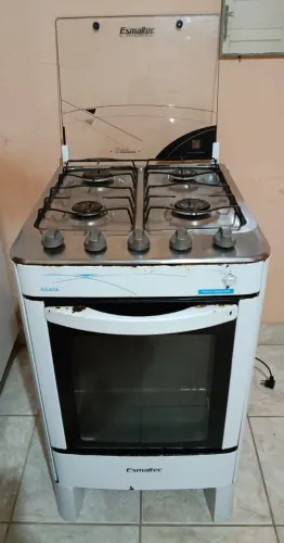 Fogão Esmaltec Ágata 4 bocas, com tampa de vidro e grade do forno.