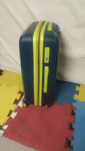 Vendo uma mala de material rígido de 14kg media 