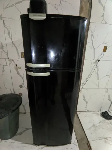 (Vende-se uma geladeira e um fogão funcionando perfeitamente).