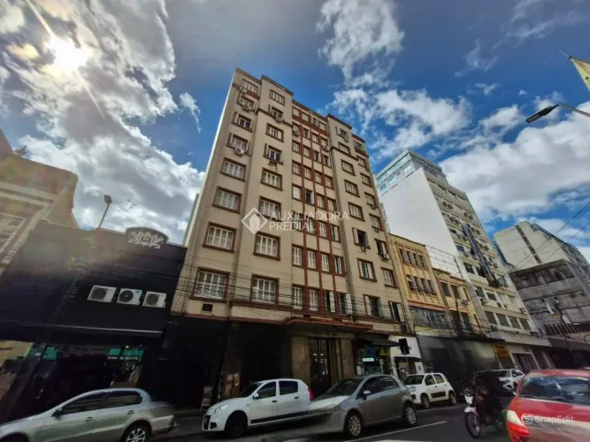 Amplo apartamento à venda no Centro Histórico de Porto Alegre - em frente à charmosa Igrej