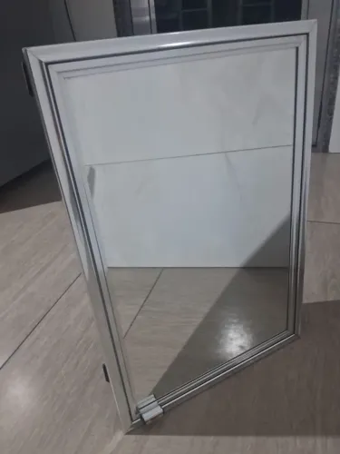 Armário de banheiro com espelho.
