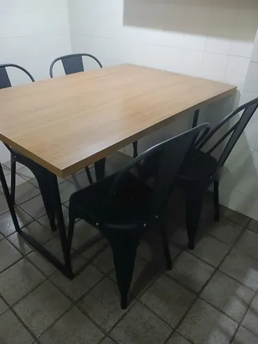 Mesa retangular com 4 cadeiras