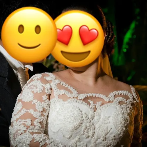 Vestido de noiva com renda e bordado cor marfim