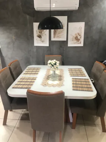 Mesa de Jantar Quadrada Laca/Vidro 1,35 x1,35 + 6 Cadeiras Estofadas