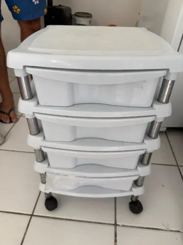 Gaveteiro branco de 4 gavetas