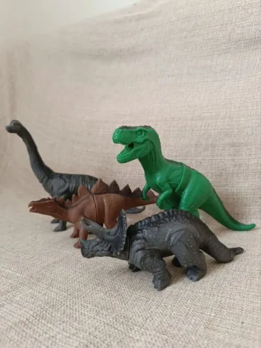 Brinquedo Kit 4 Dinossauros de borracha 
