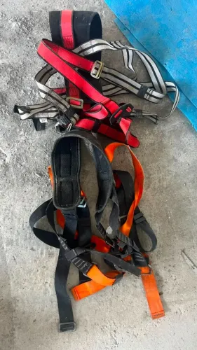 2 Cintos de segurança com talabarte
