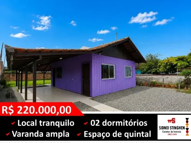 Casa na praia a venda no Bairro Costeira com amplo quintal e ótimo preço! Confira!