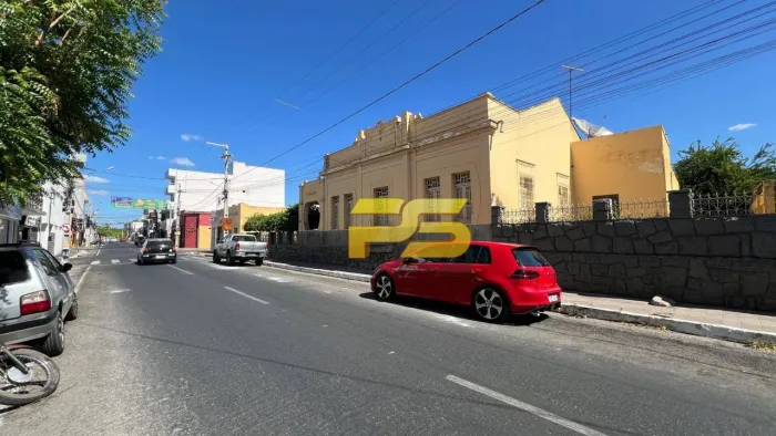 Área de Esquina com Casa e Pontos Comerciais à Venda no Centro de Patos PB