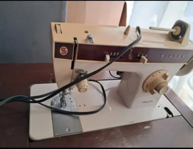 Máquina de Costura Singer com Gabinete 