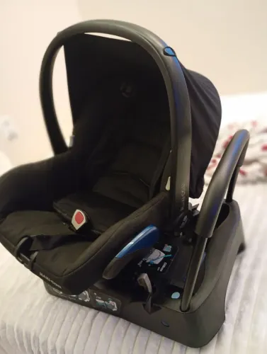 Cadeira já com suporte no banco do carro