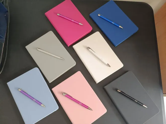 Kit Caderno de Anotações com Caneta Metálica - Presente Professores/ Amigo Secreto / Natal