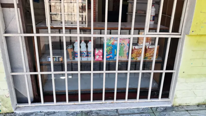 Vendo um balcão de 2 m ele é de vidro e ao lado de ferro muito bom para o seu comércio