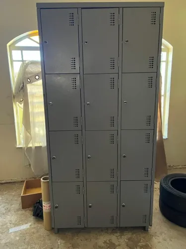 Armário de Aço com 12 Portas - Tipo Roupeiro / Vestiário