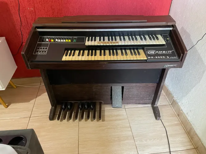órgão eletrônico da marca Gambitt, modelo DX-2000-L Plus