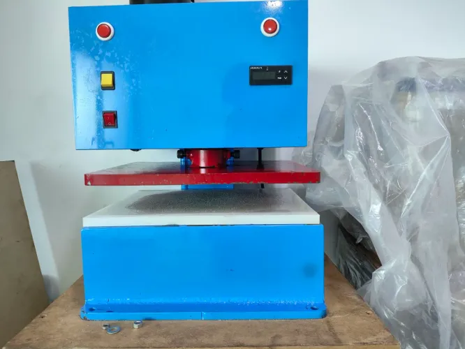 Máquina automática para cortar chinelos