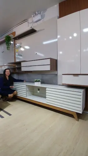 Rack com portas de correr e prateleira de video