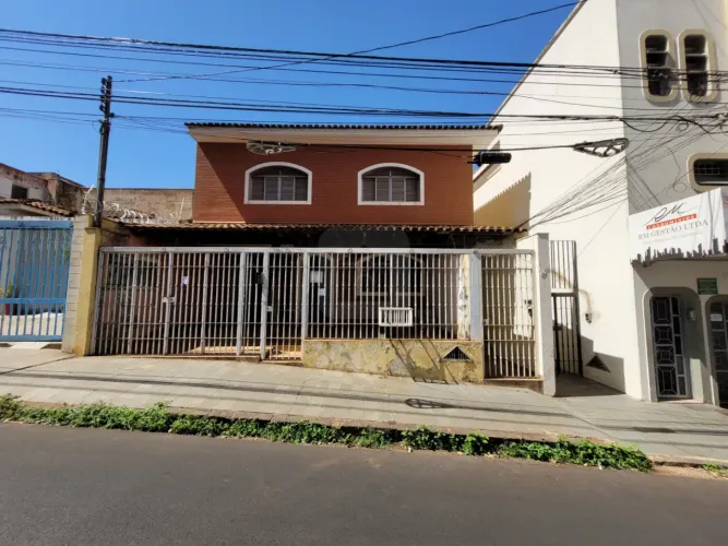 Casa estilo sobrado para locação no bairro Lídice