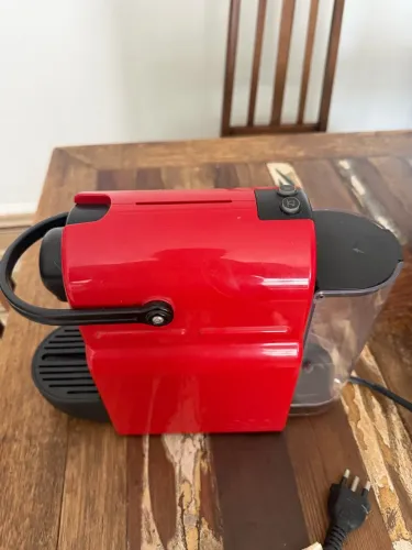 Cafeteira Nespresso Essenza Mini D30 Vermelha