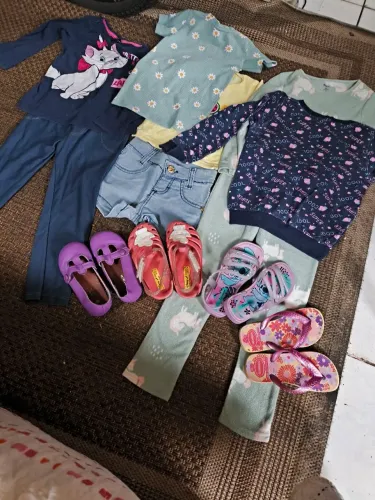 30 roupinhas menina 3 - 4 anos, calçados b.27 e duas pelúcias coelho e polvo