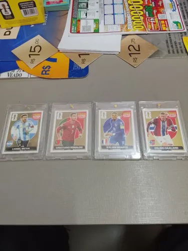 Messi, CR7, Mbappe e Halland Legends 2026 (Ouro) Extra Sticker