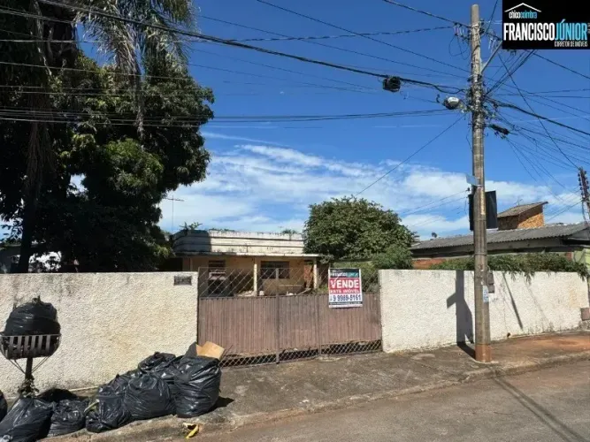 Lote no Setor Coimbra, 450 m², Nascente, contendo Casa Antiga 4 Quartos na Laje, Ótima Loc