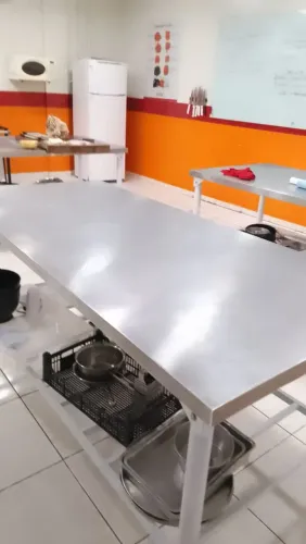 Bancada com prateleira nova em ótimo estado de uso 180x60.