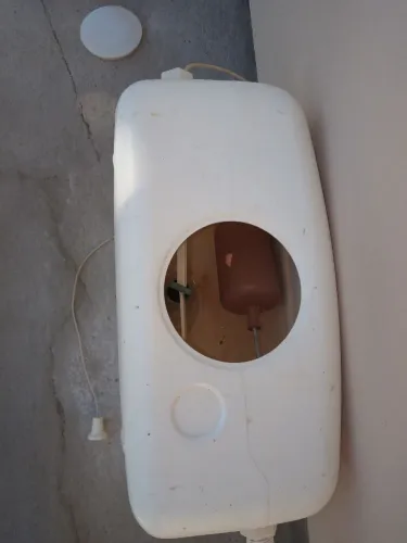 Vaso sanitário branco com caixa de descarga elevada completa com bóia e tubo de queda.