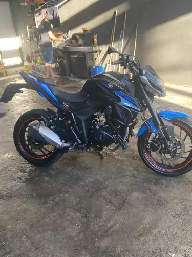 Moto bem conservada, nada pra fazer só pegar e andar