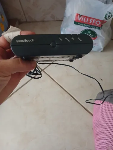 Modem na caixa com cabos
