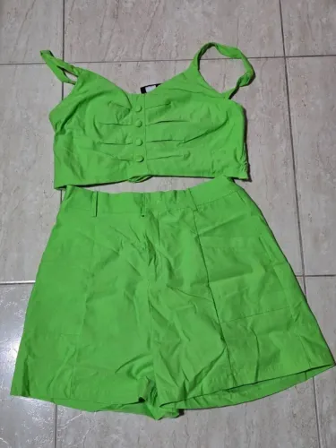 conjunto cropped e shorts verde vibrante