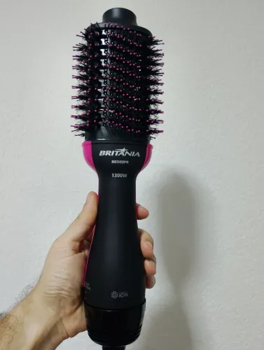 Escova Secadora Britânia BEC02PR Cabo Giratório Bivolt 1300W - Preta e Rosa