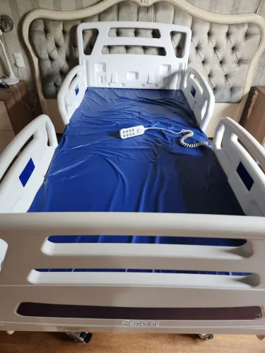 Cama hospitalar motorizada