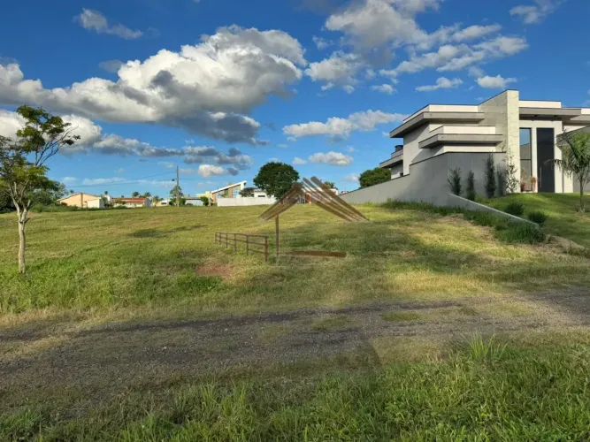 Lindo lote a venda no Ninho Verde 1, acima do nível da rua, oportunidade