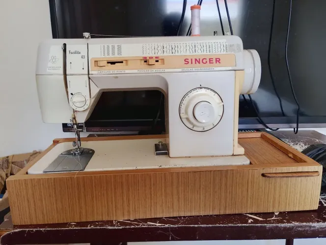 Máquina de costura Facilita 43, usada